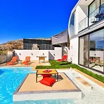 וילה Uezuemlue 1 Bedroom Secluded With Private Pool Hot Tub