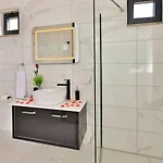 Uezuemlue 1 Bedroom Secluded With Private Pool Hot Tub Vilă Kalkan